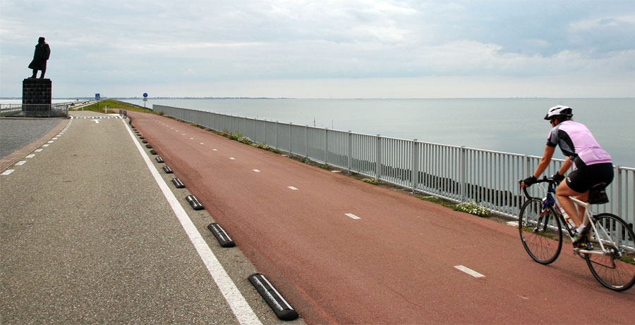 fietser-afsluitdijk-Bertknot-Flickr